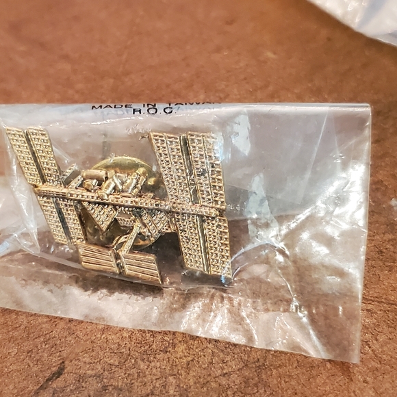 NASA Collector's Pin Lot - Picture 9 of 10